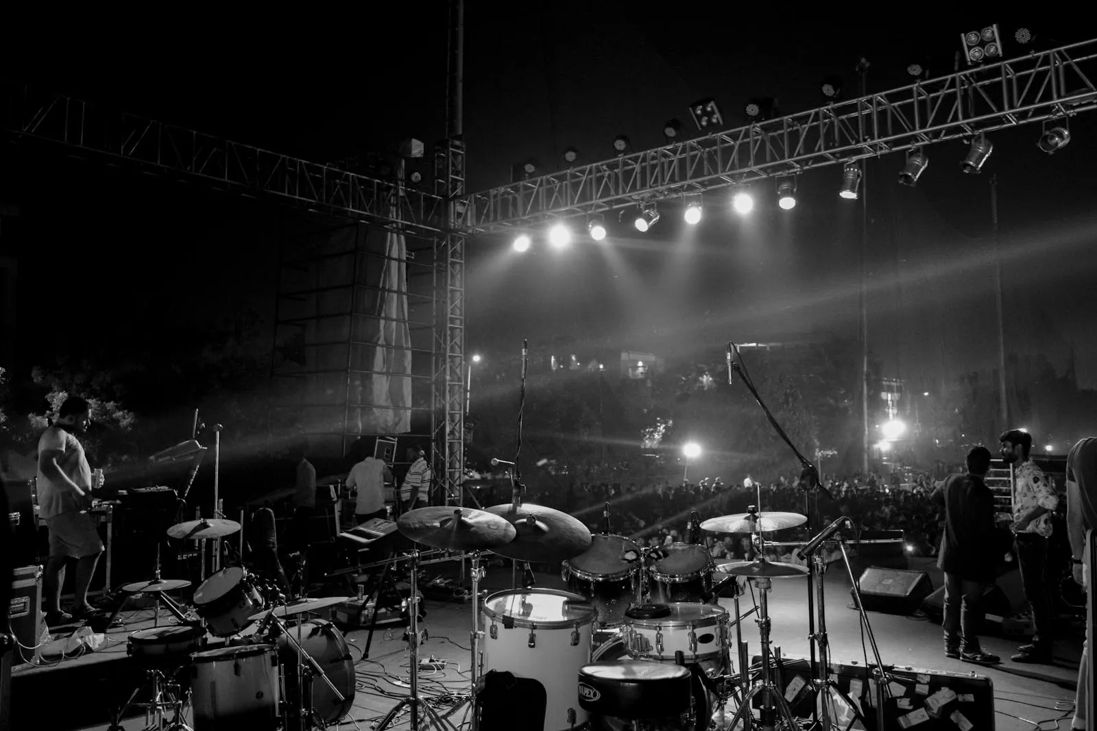 Palco e luci durante un concerto dal vivo