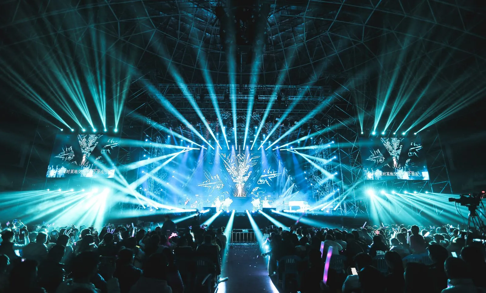 Palco e luci durante un concerto dal vivo