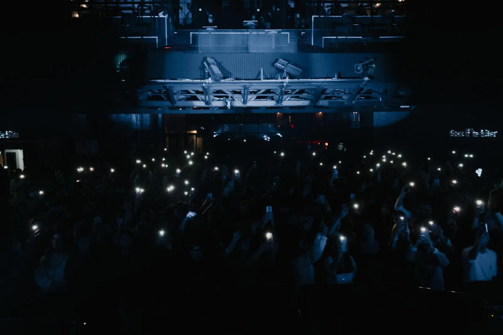 Palco e luci durante un concerto dal vivo