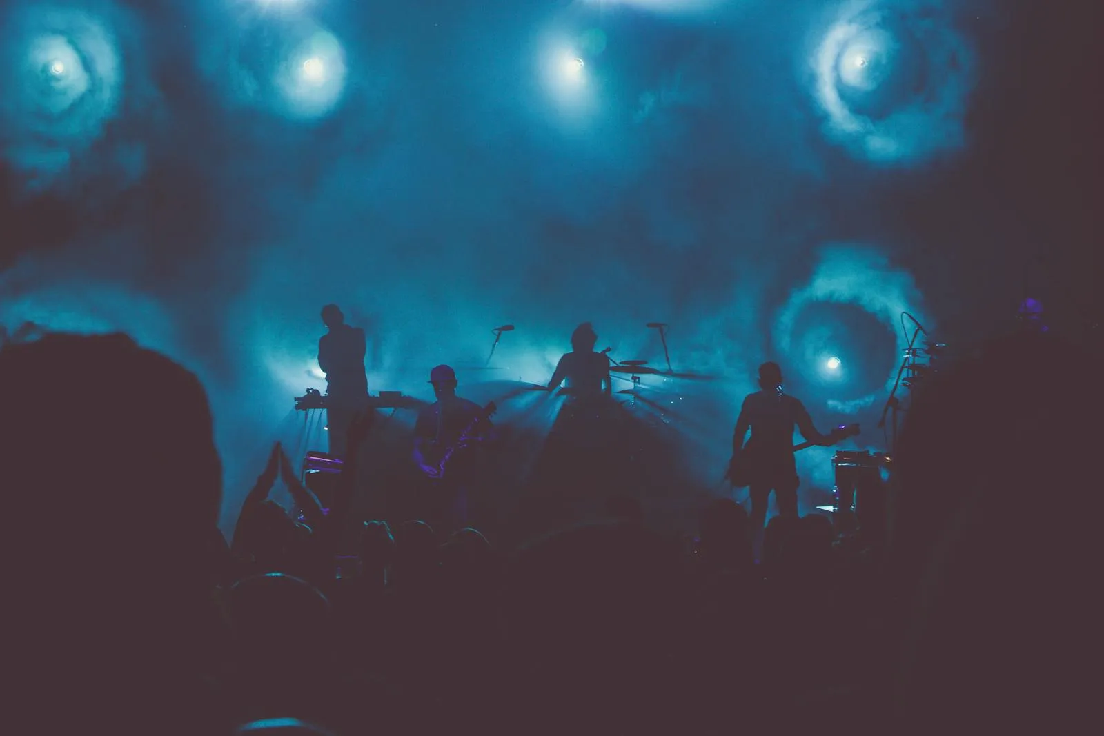 Palco e luci durante un concerto dal vivo