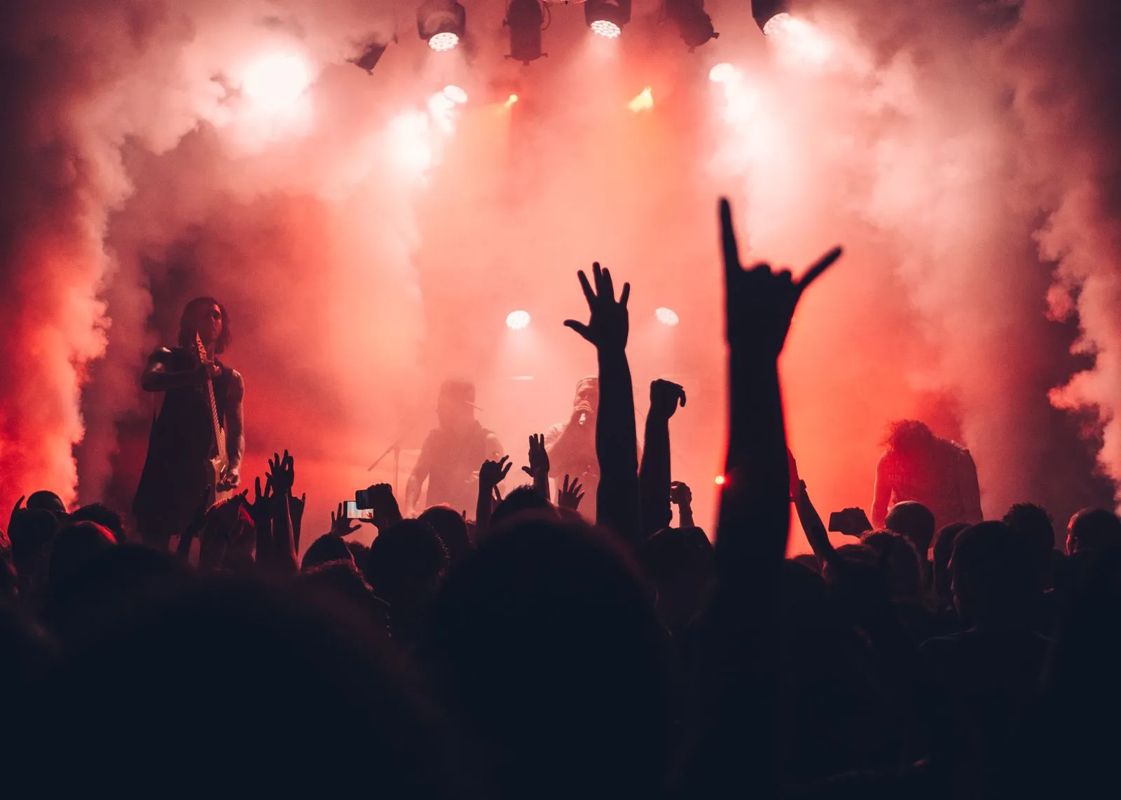 Palco e luci durante un concerto dal vivo