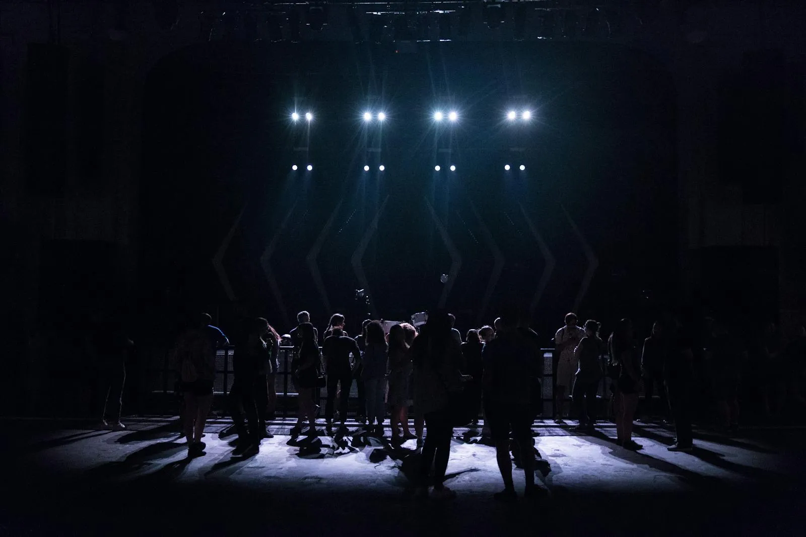 Palco e luci durante un concerto dal vivo