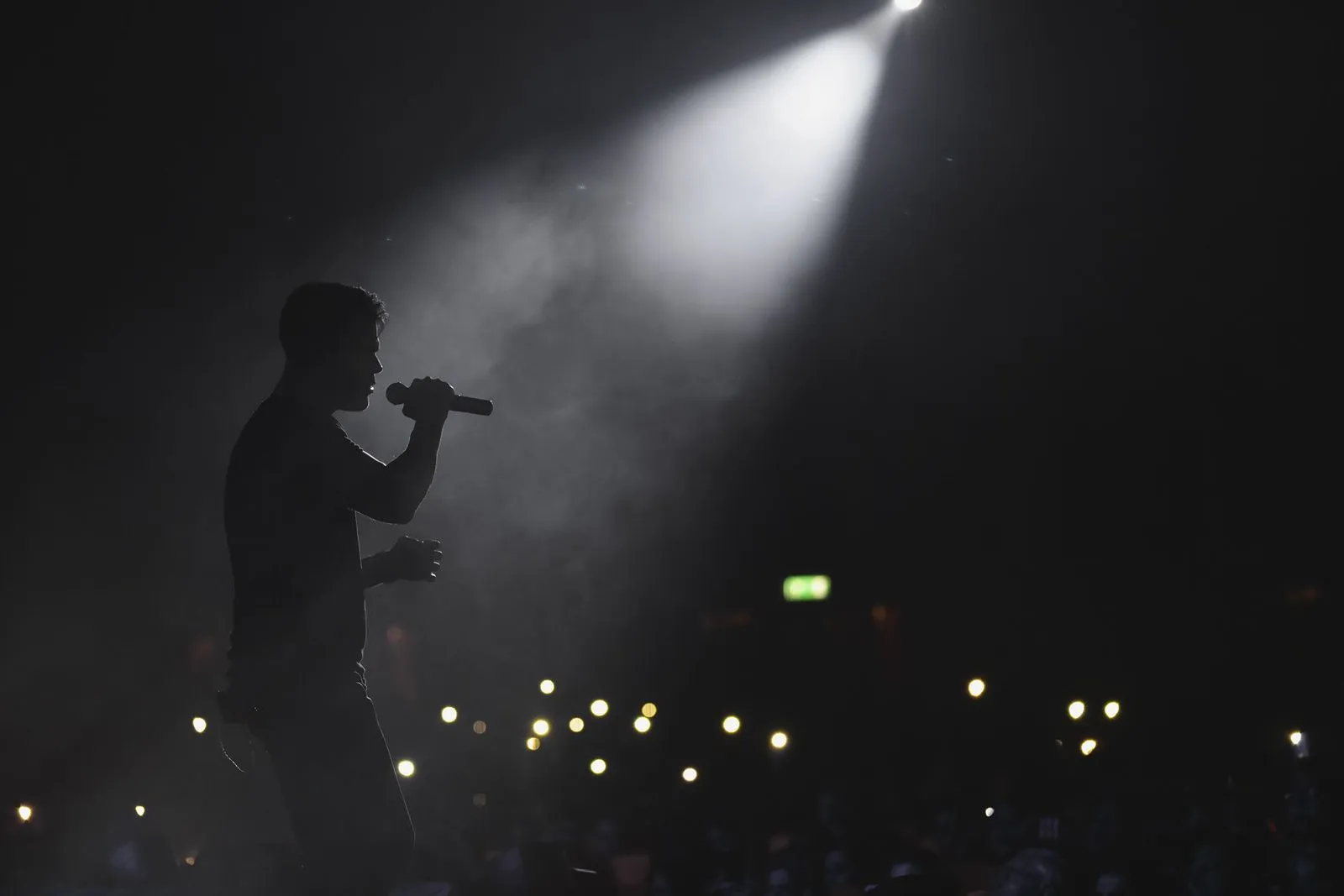 Palco e luci durante un concerto dal vivo